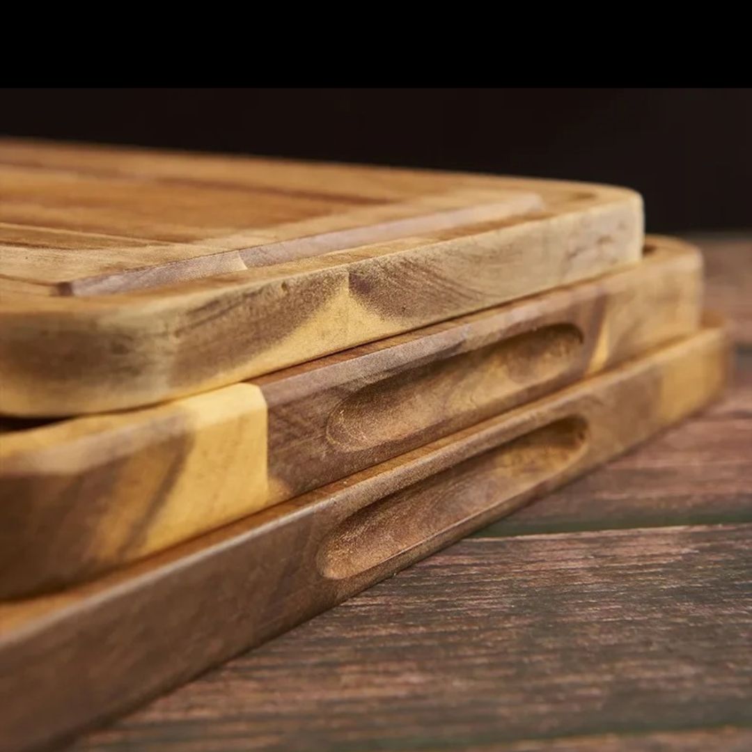 Planche-a-découper-en-bois-avec-poignée-latérale