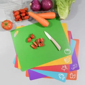 planche à découper multicolore